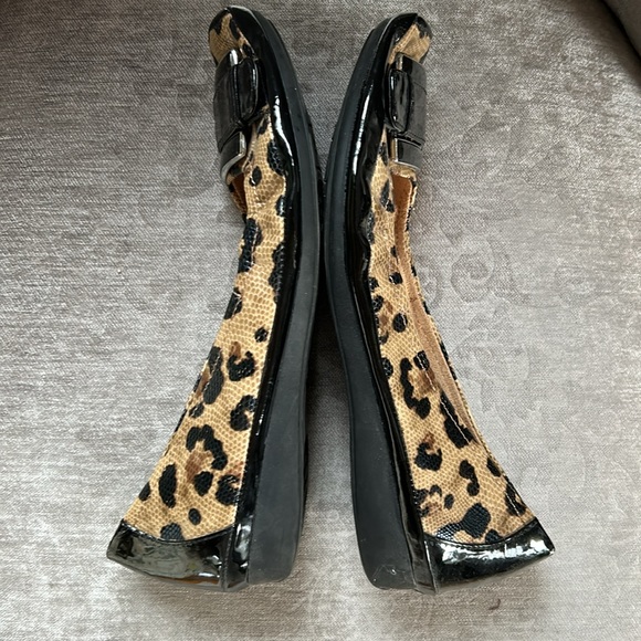 Leopard print and black flats. - Picture 5 of 9